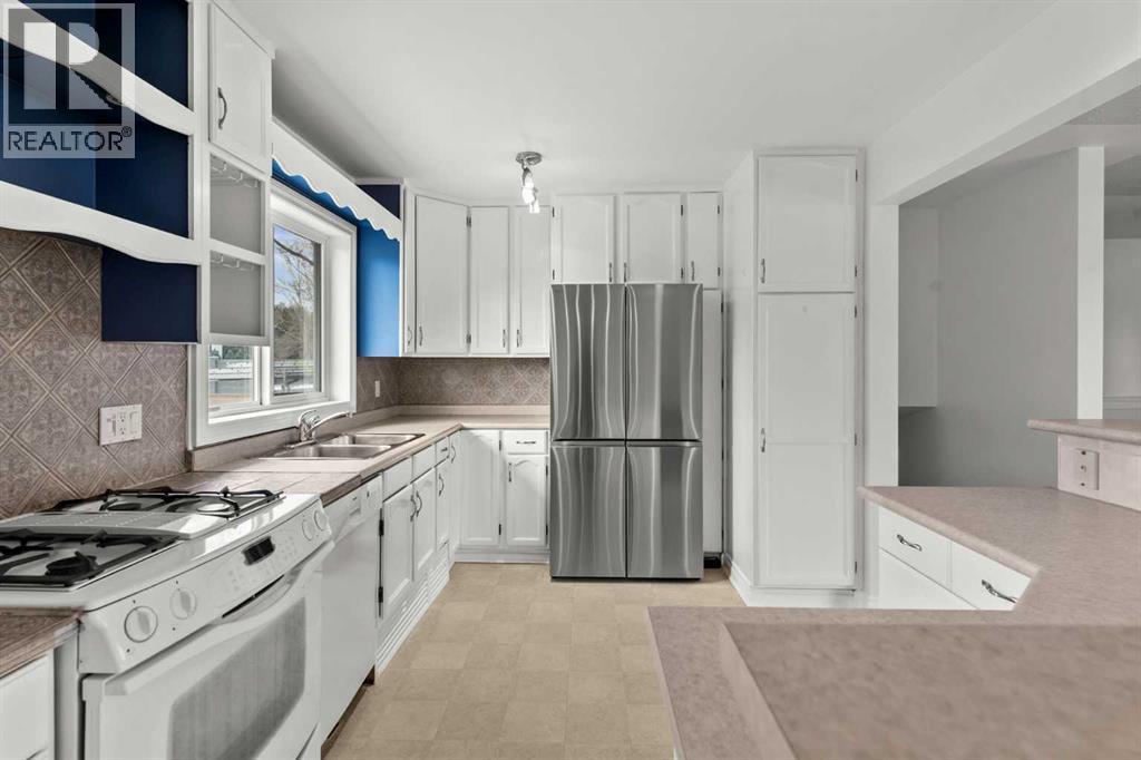 Single Family House 4 Level for Sale in  Hooke Road SW Haysboro Calgary 