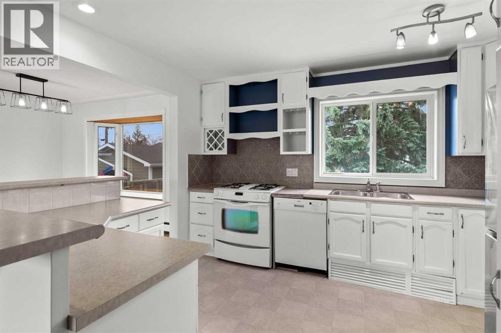 Single Family House 4 Level for Sale in  Hooke Road SW Haysboro Calgary 