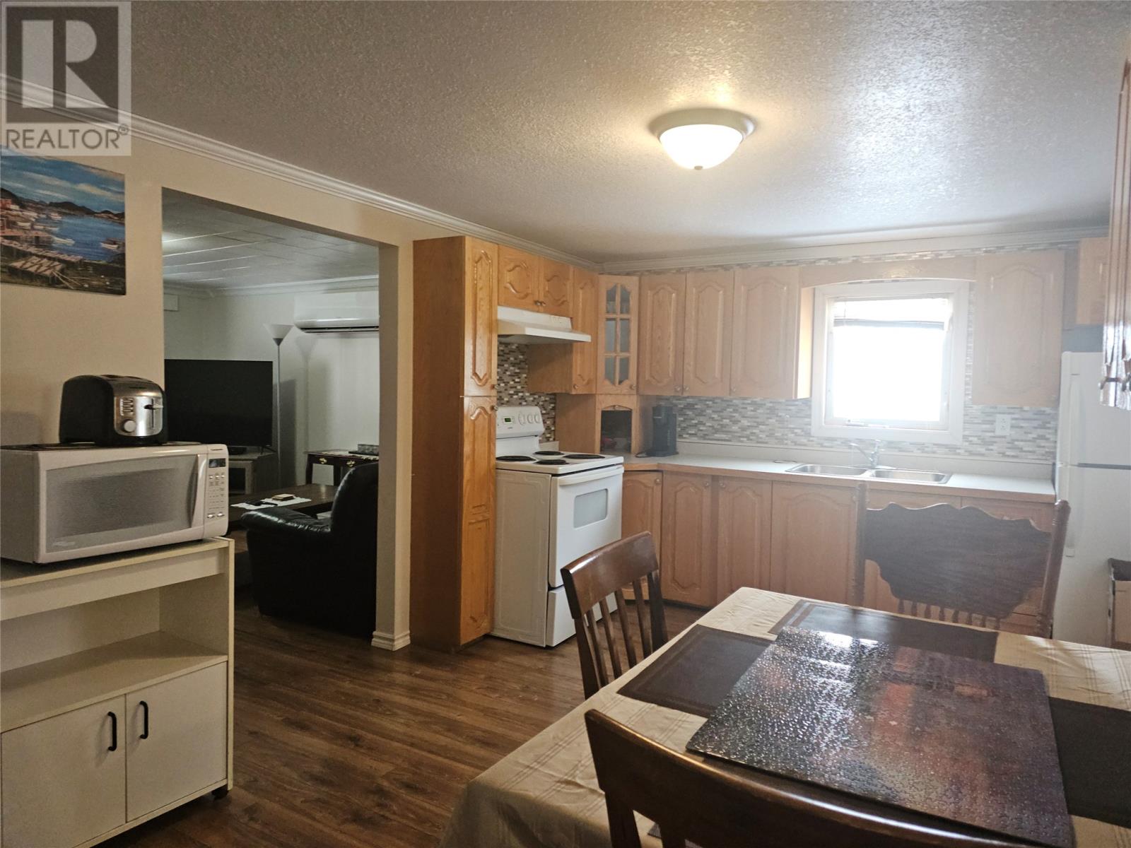 Kitchen & Dining