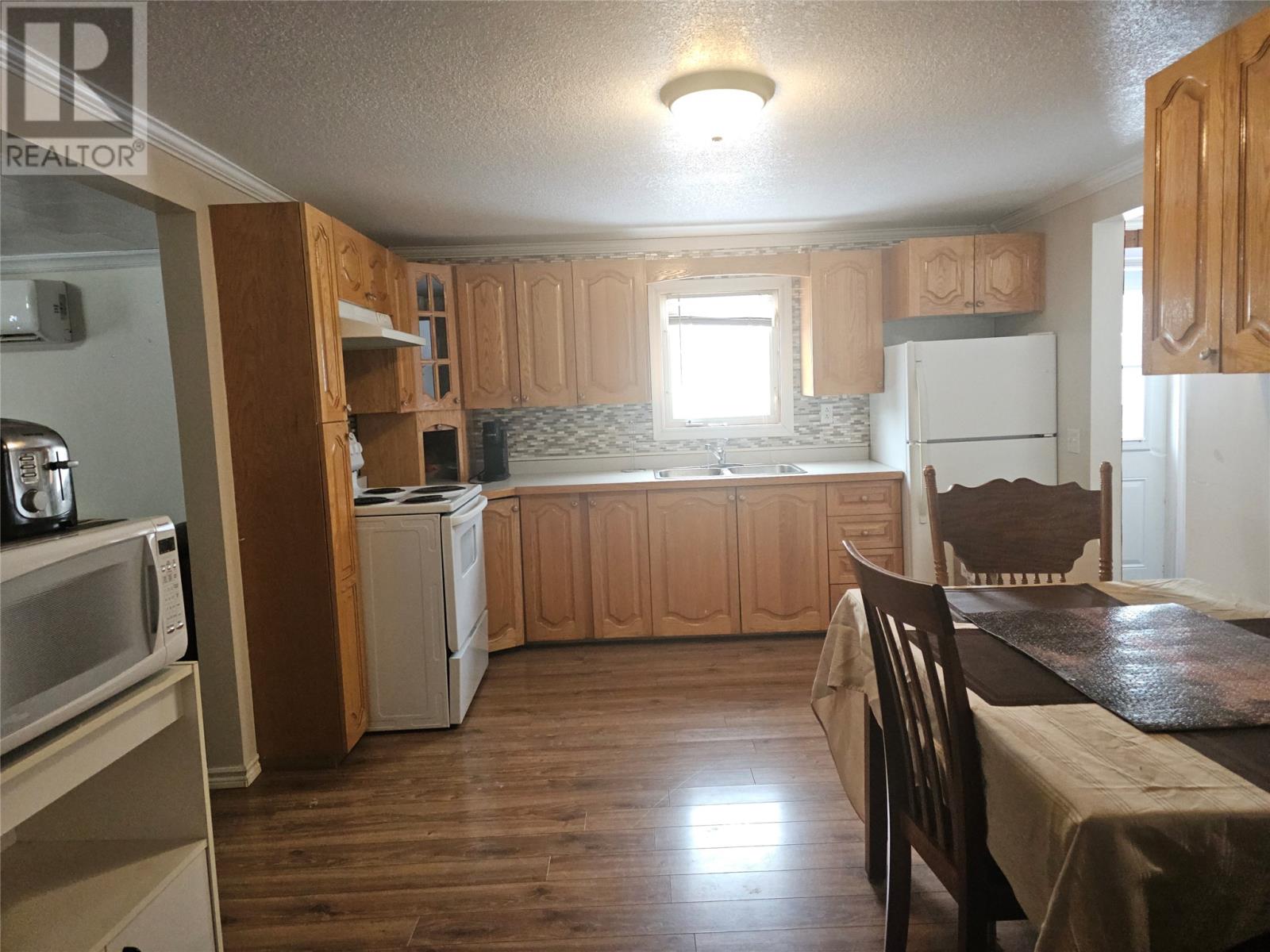 Kitchen & Dining