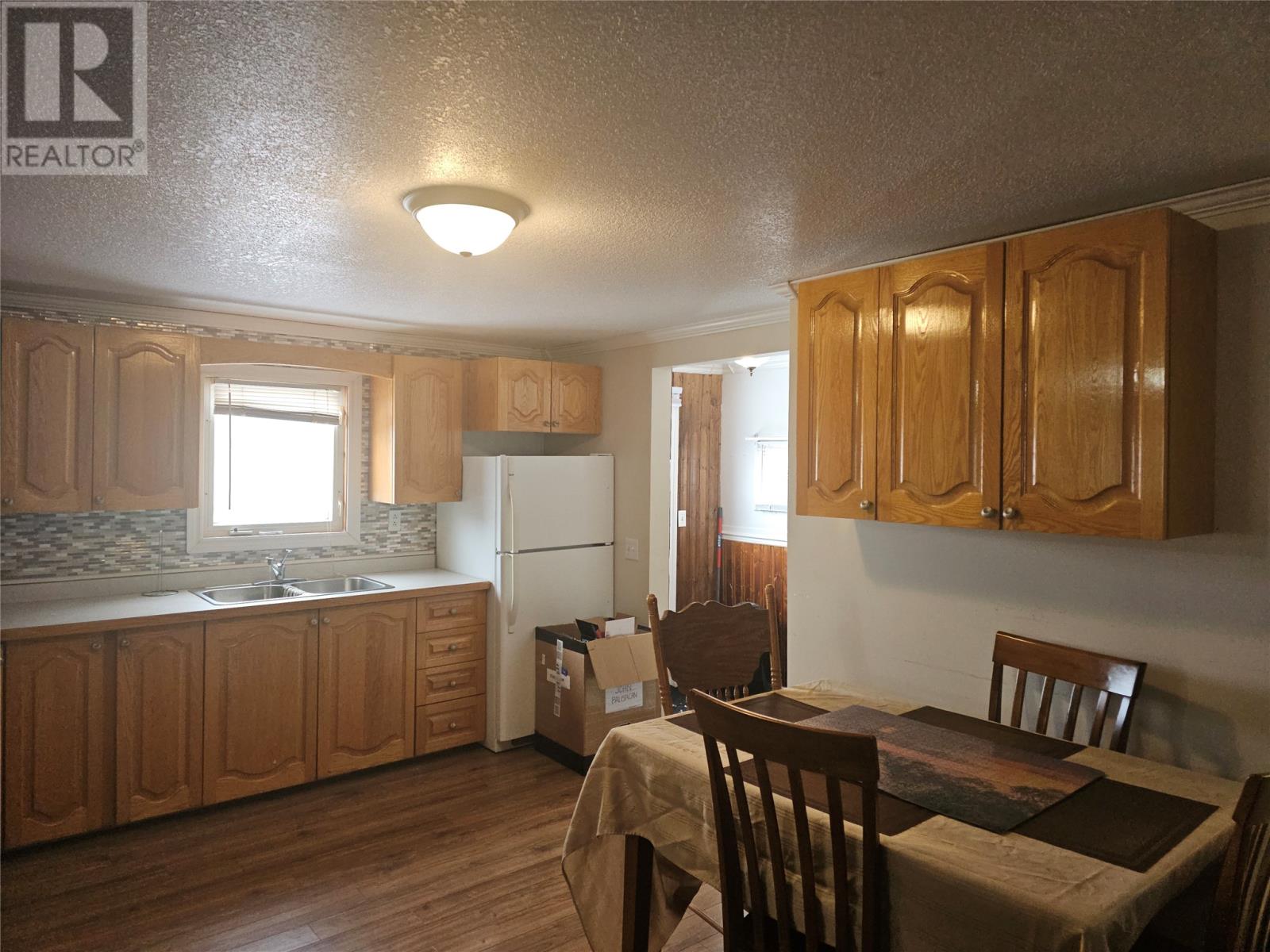 Kitchen & Dining