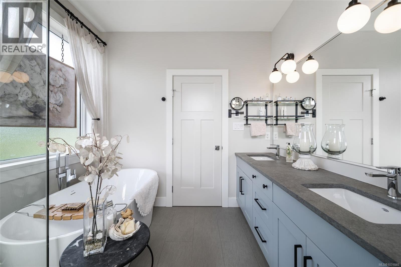 912 Clarke Rd, Central Saanich