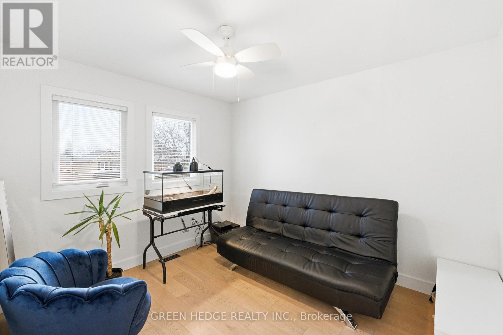33 DAGWELL CRESCENT - 27