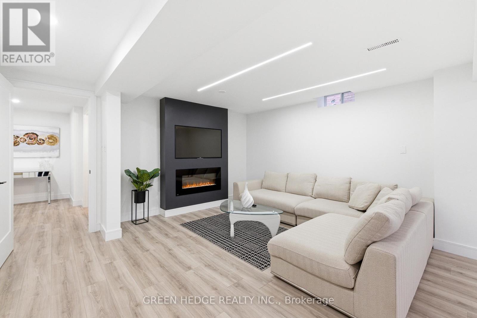 33 DAGWELL CRESCENT - 33