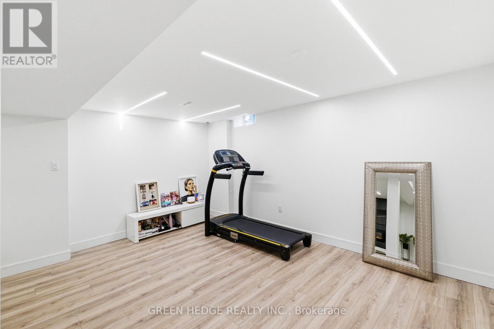 33 DAGWELL CRESCENT - 34