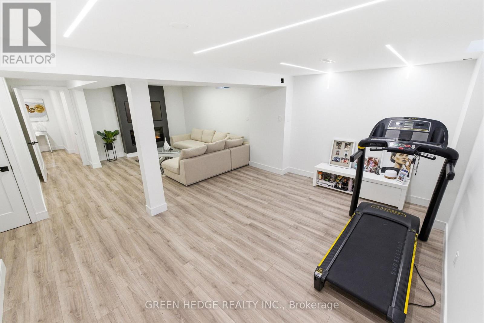 33 DAGWELL CRESCENT - 35