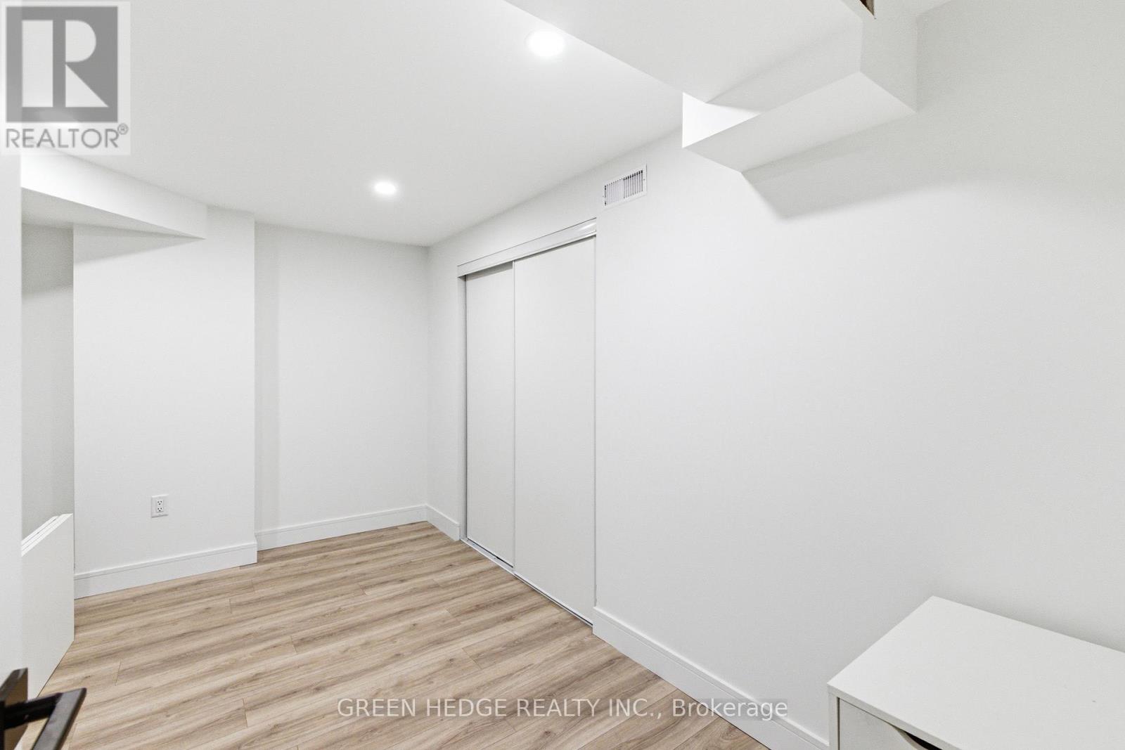 33 DAGWELL CRESCENT - 37