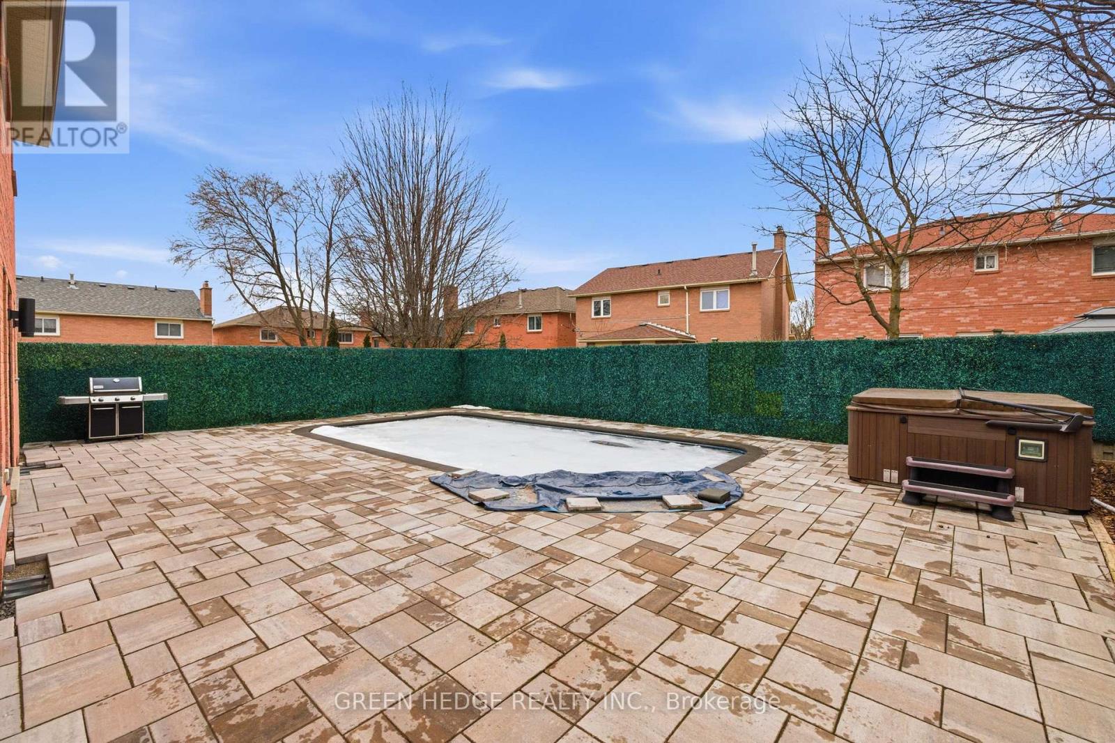 33 DAGWELL CRESCENT - 38