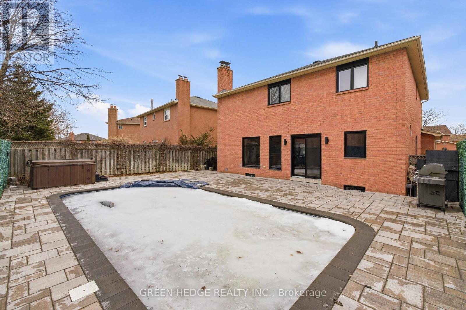 33 DAGWELL CRESCENT - 39