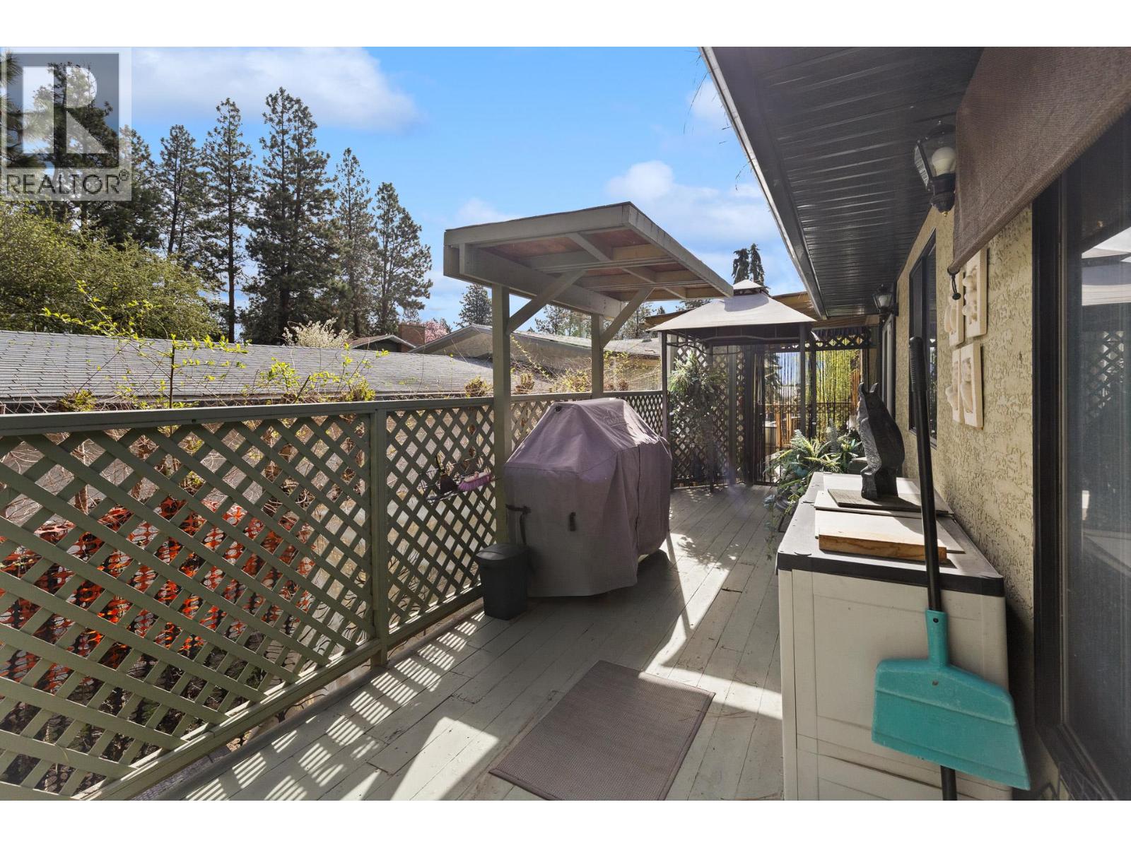 599 Clifton Road S - 27