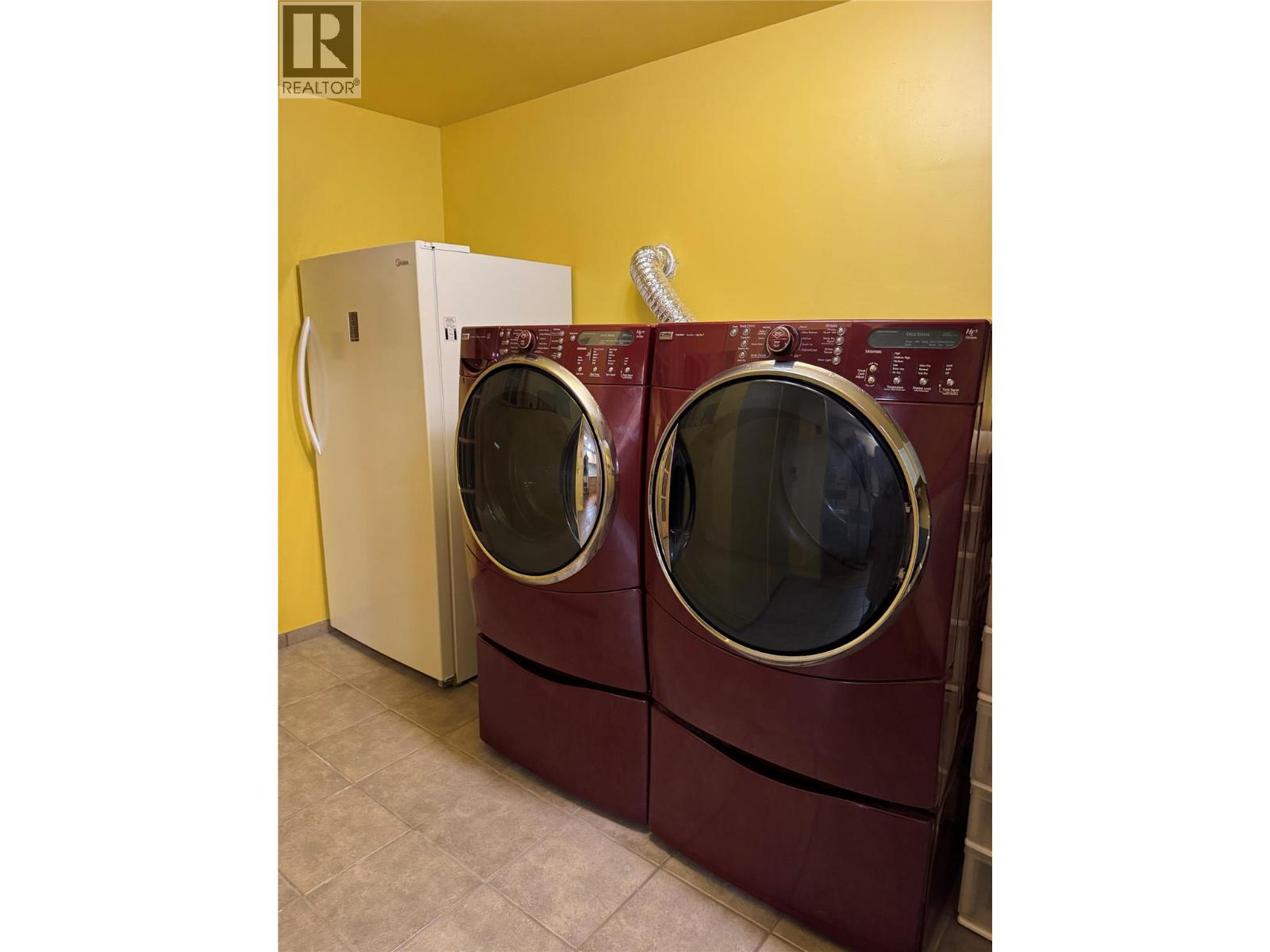 599 Clifton Road S - 24