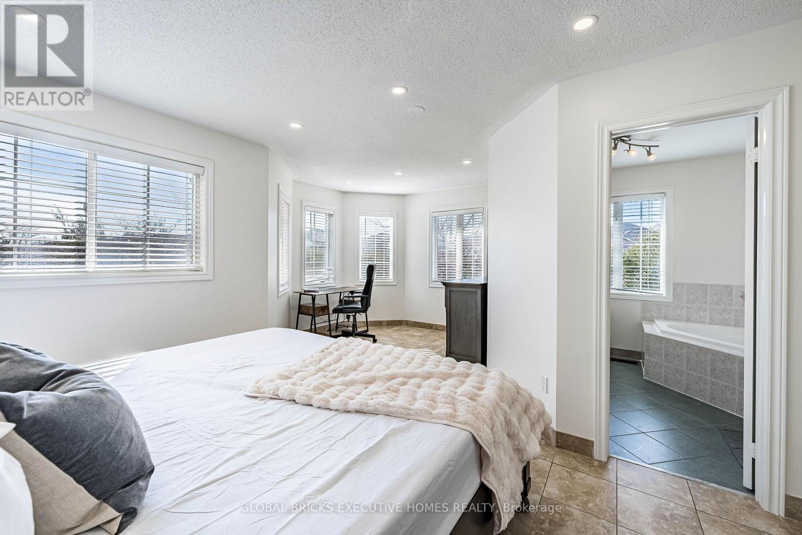 40 HUBERT CORLESS DRIVE S - 31