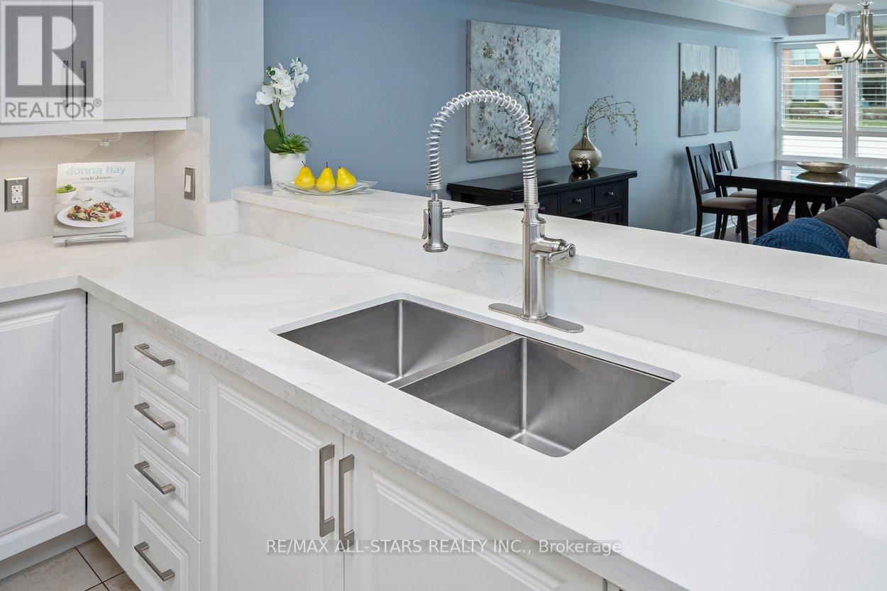 Undermount sink w gooseneck pull out tap.