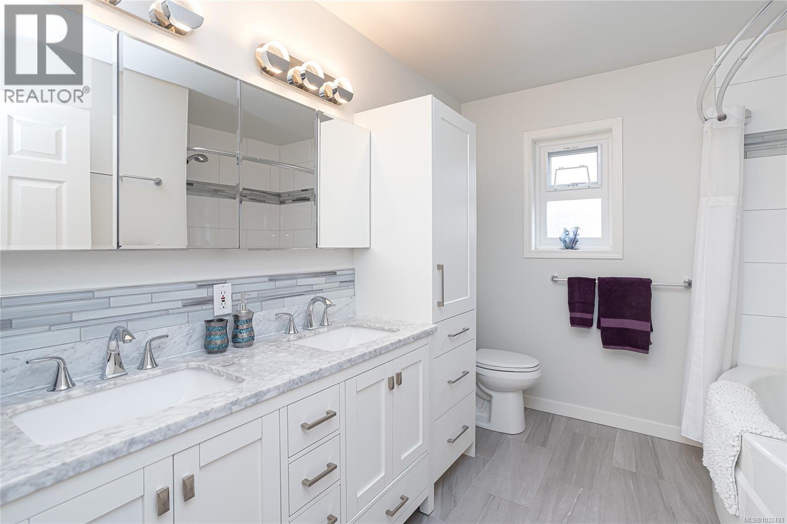 825 Bexhill Pl, Colwood