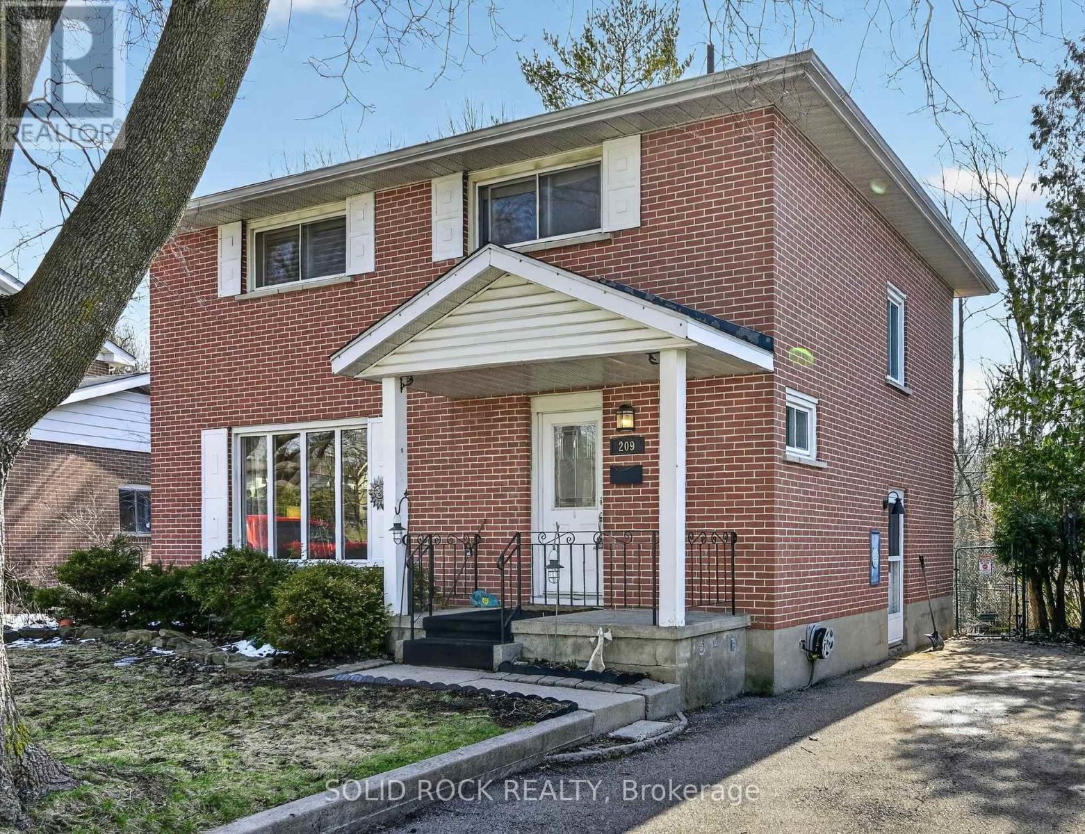 209 REYNOLDS DRIVE E - 1