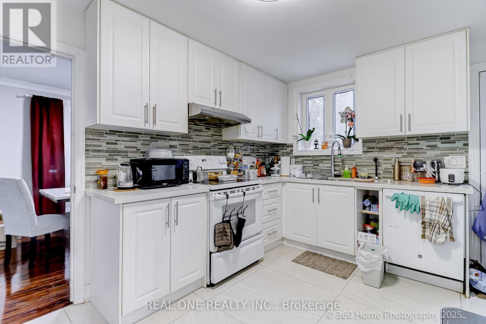 212 CUMMER AVENUE - 11