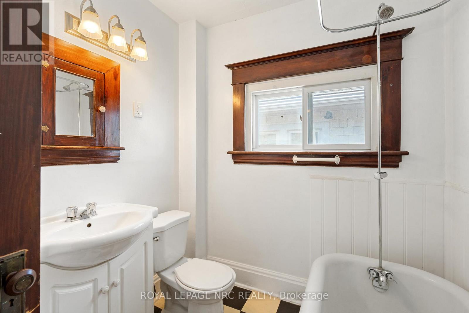 Upper Unit Bathroom