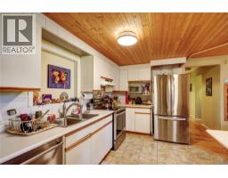 Kitchen - 525 Pioneer Cres, Parksville, BC V9V1V2 Photo 9