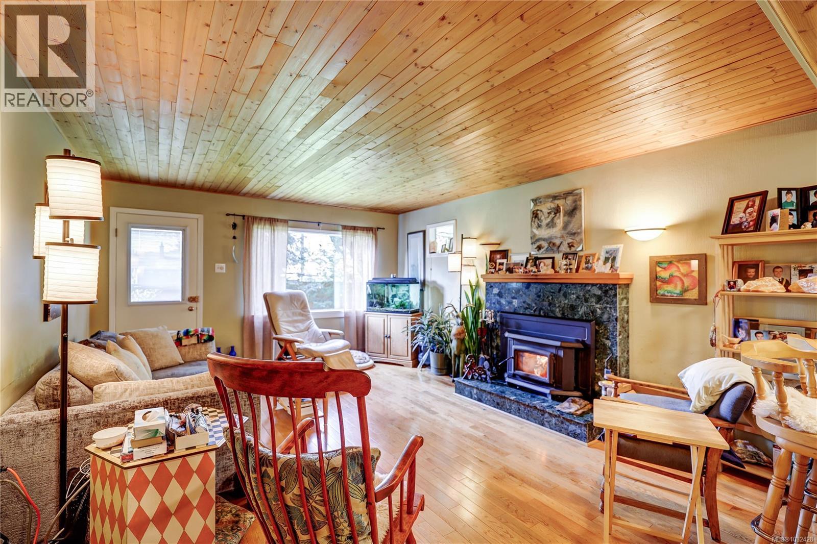 525 Pioneer Cres - 3