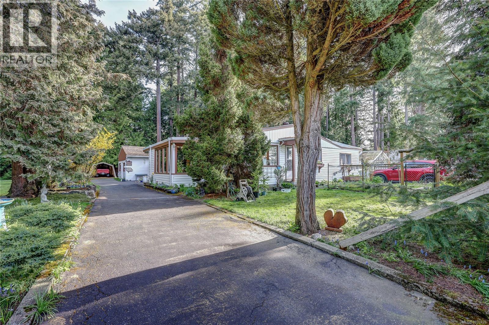 525 Pioneer Cres - 2