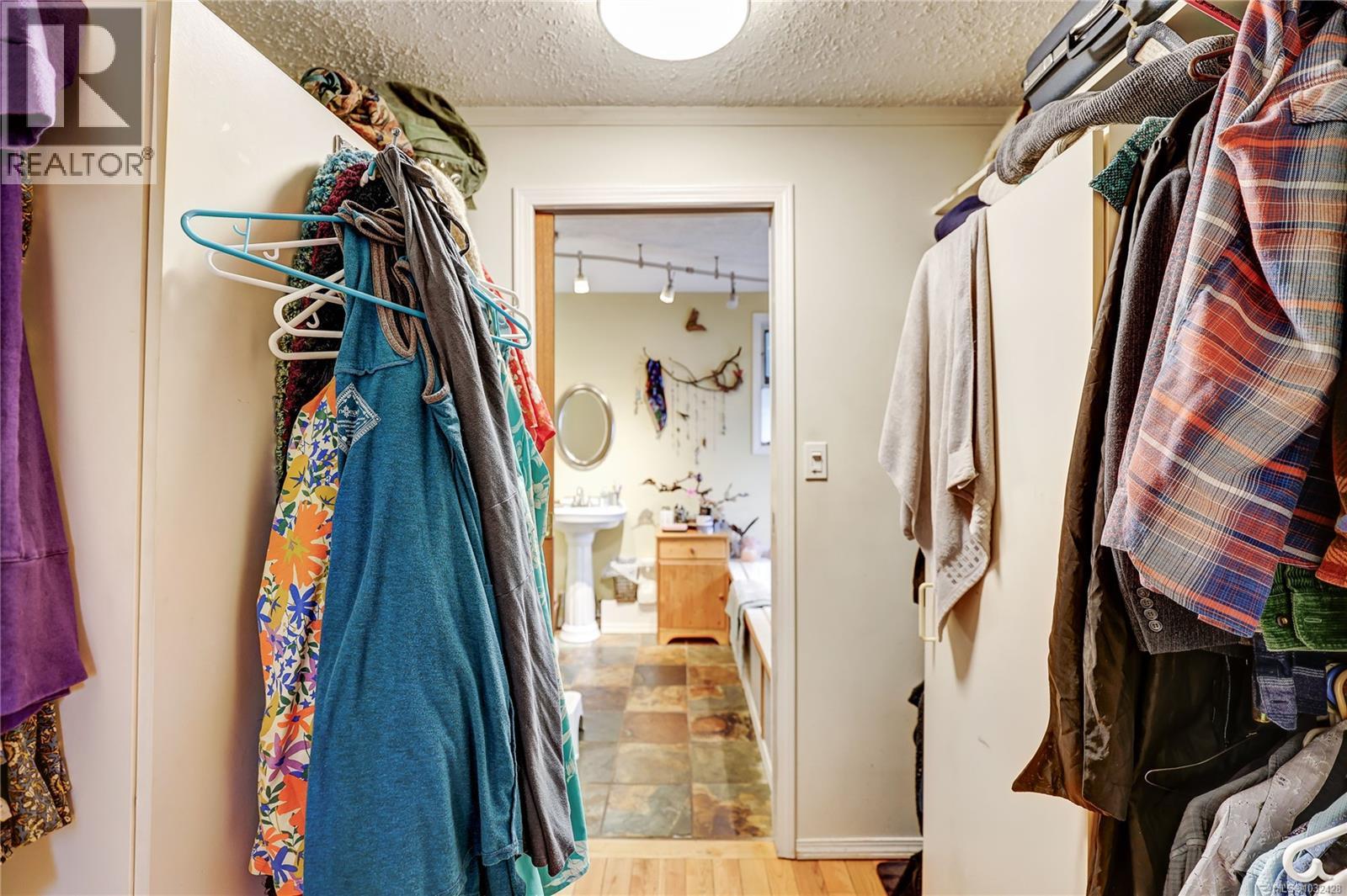 525 Pioneer Cres - 17