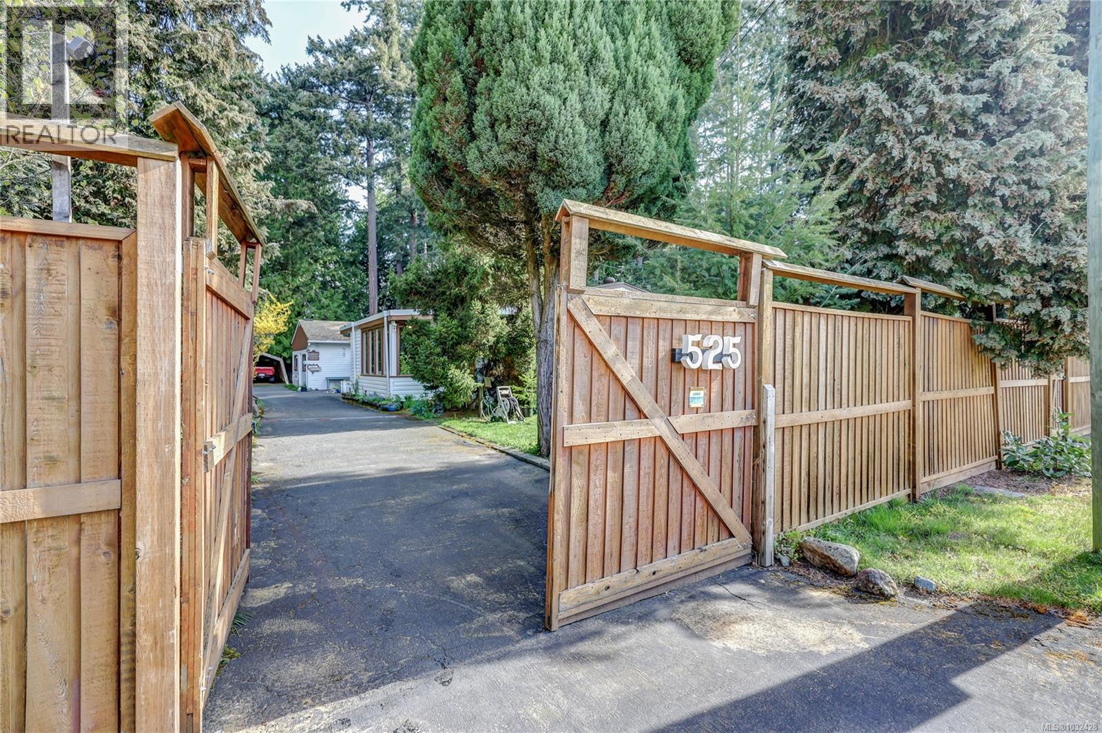 525 Pioneer Cres - 1