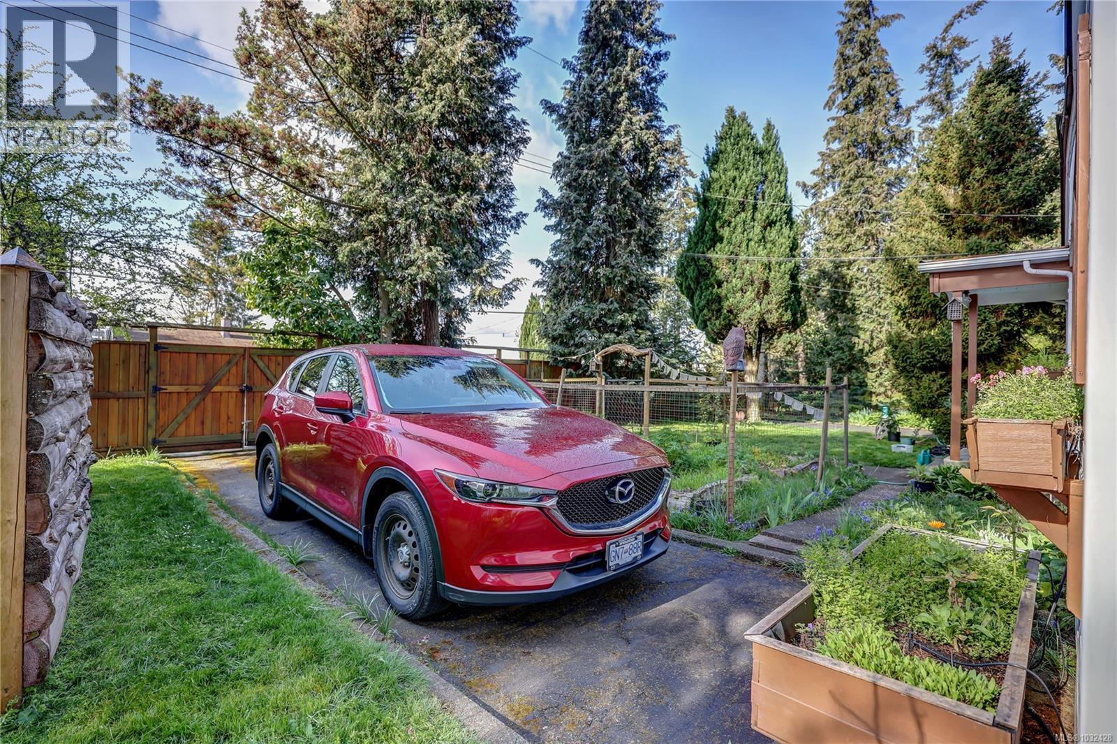 525 Pioneer Cres - 30