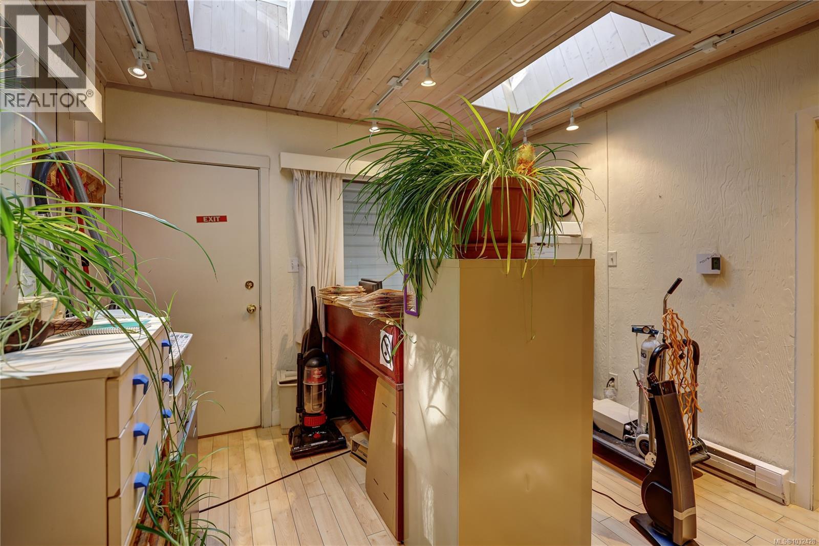 525 Pioneer Cres - 55