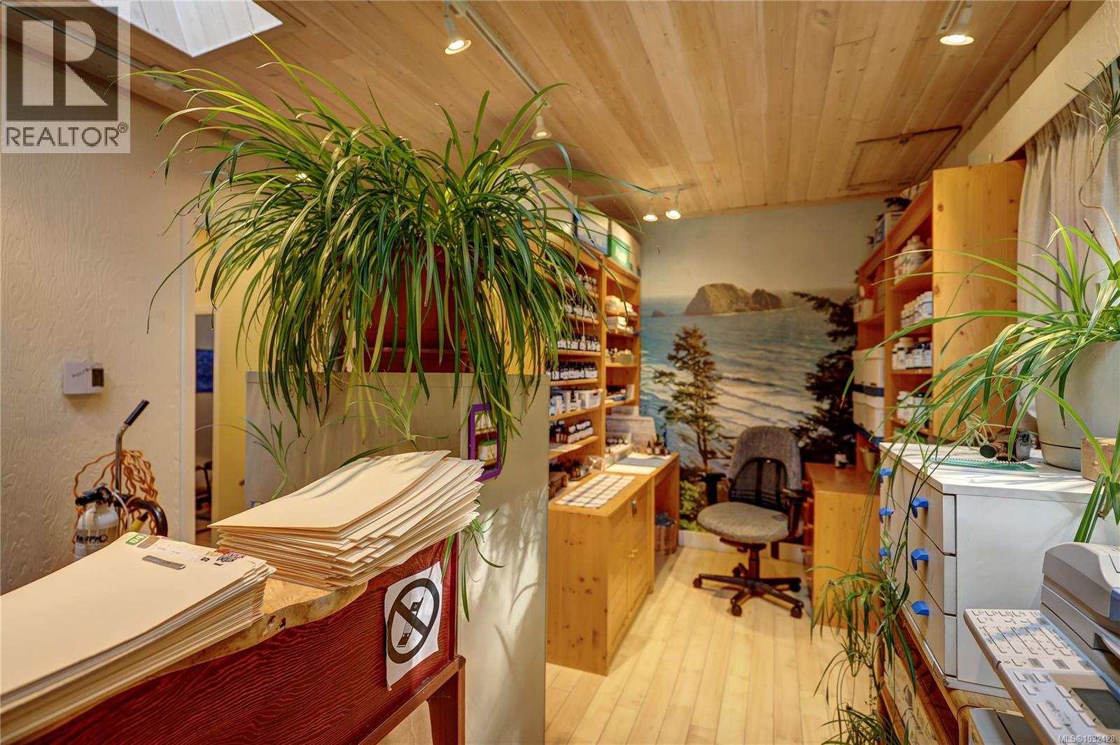 525 Pioneer Cres - 57