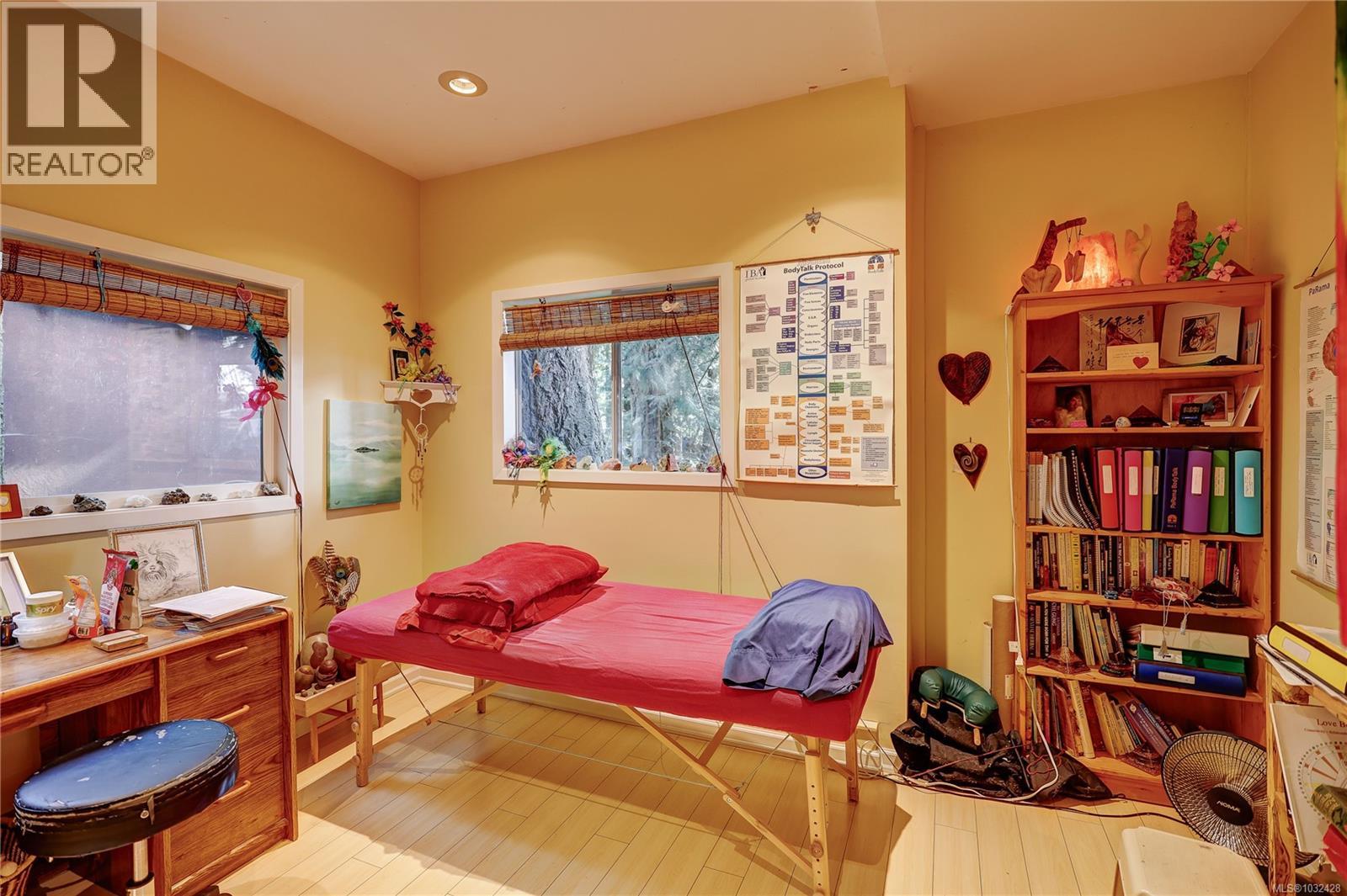 525 Pioneer Cres - 58