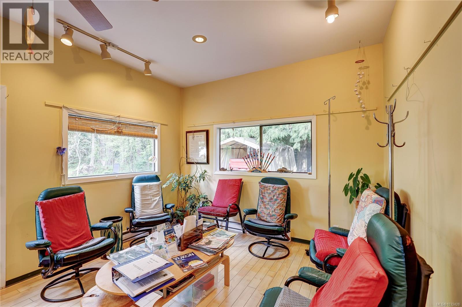 525 Pioneer Cres - 60