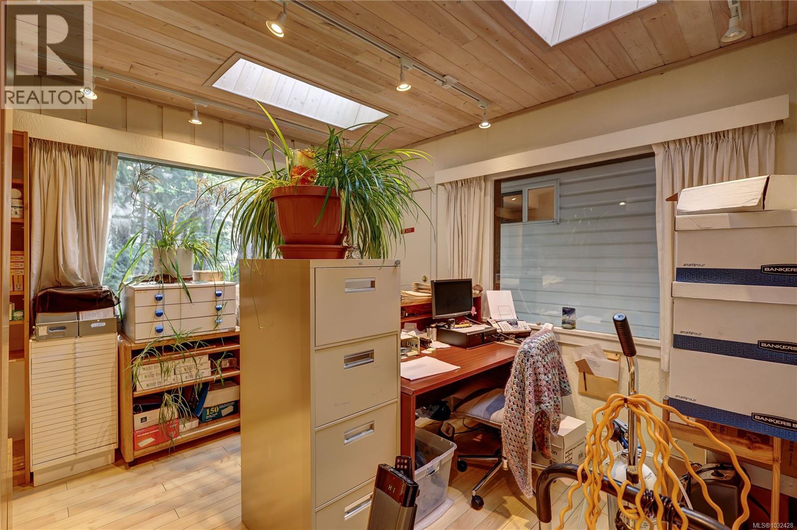 525 Pioneer Cres - 54