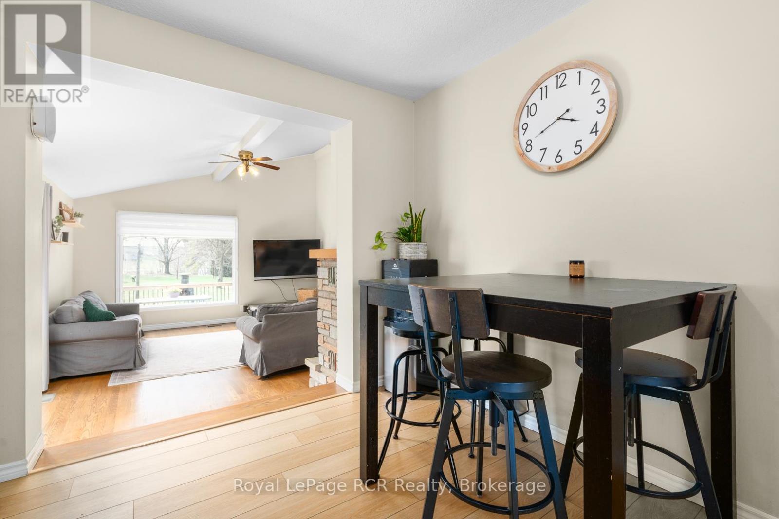 eating area of kitchen