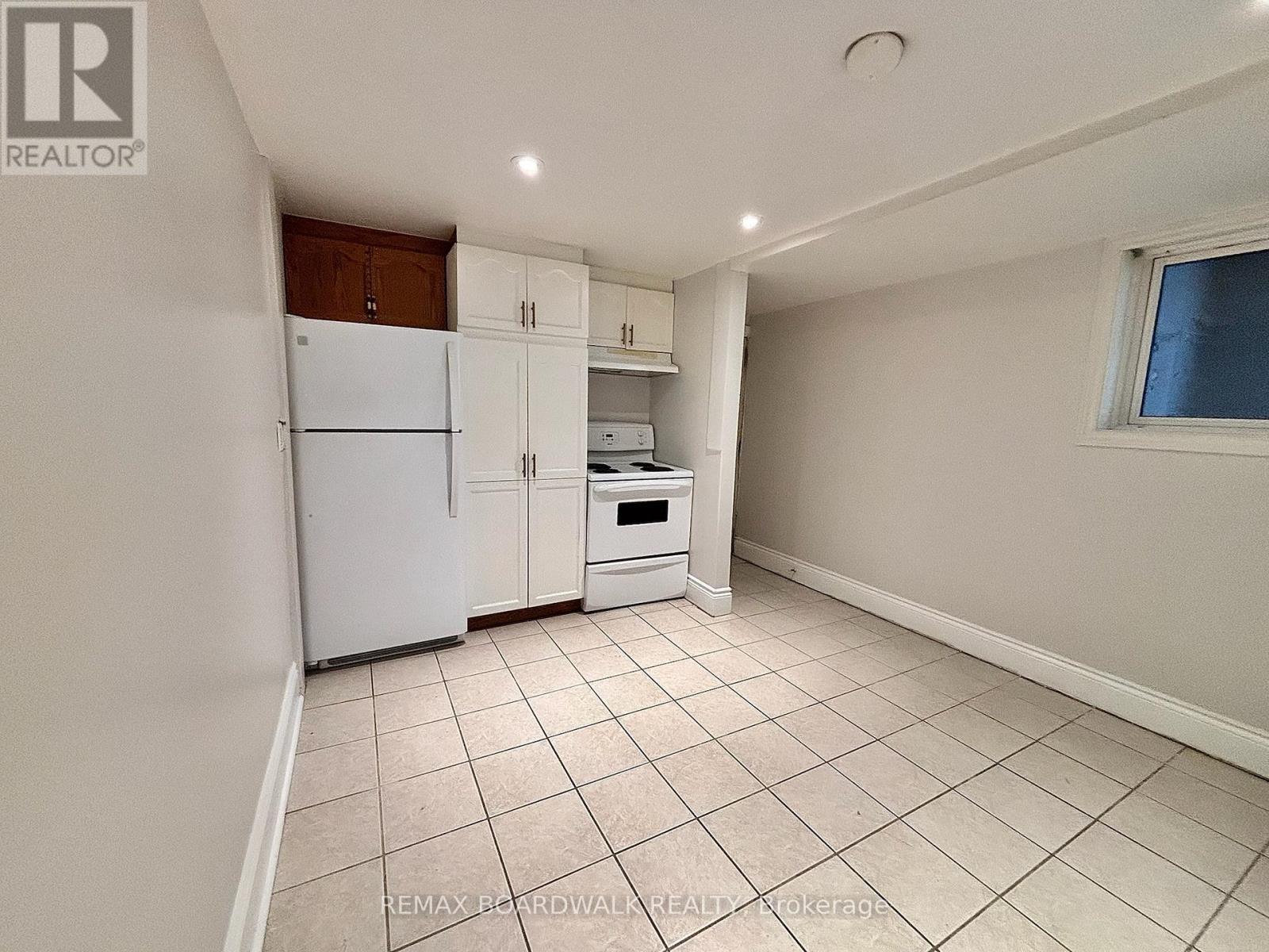 379 ST DENIS STREET - 10
