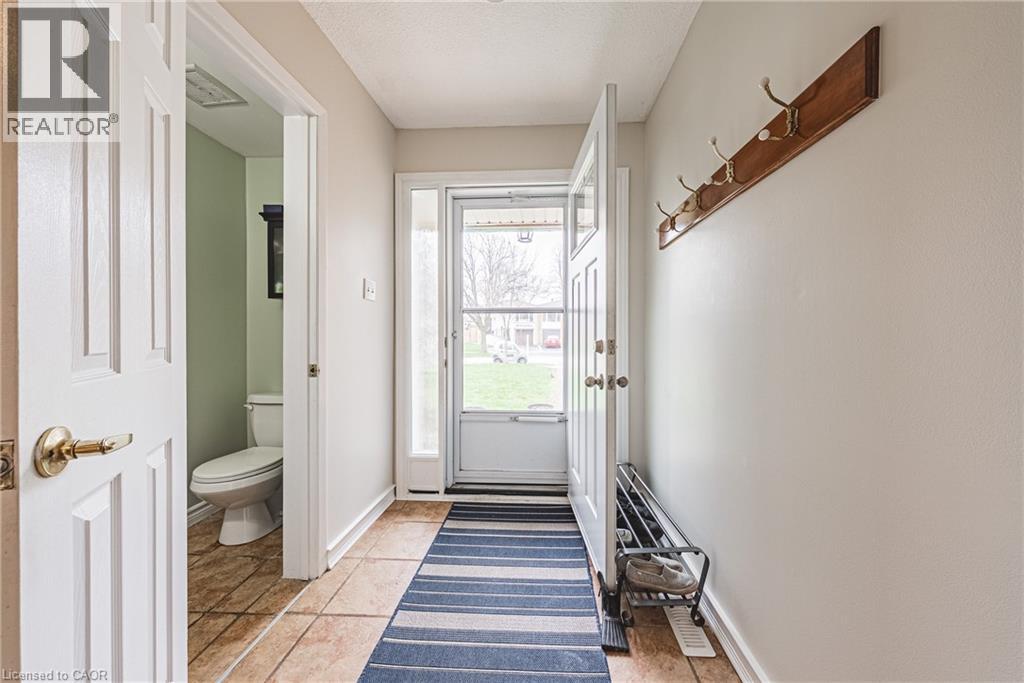 1576 NEWLANDS Crescent Unit# 60, Burlington, Ontario, L7M1V6 — Photo 2