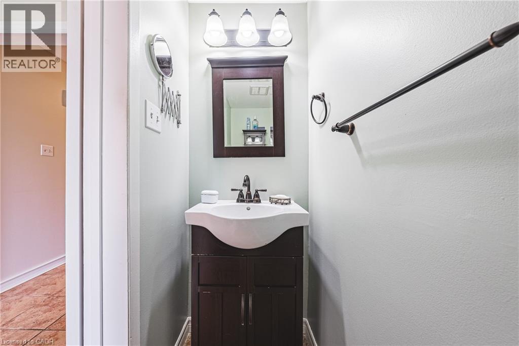 1576 NEWLANDS Crescent Unit# 60, Burlington, Ontario, L7M1V6 — Photo 4