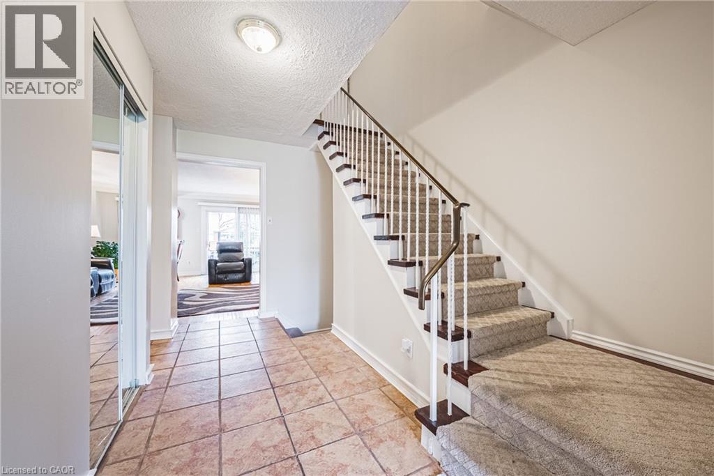 1576 NEWLANDS Crescent Unit# 60, Burlington, Ontario, L7M1V6 — Photo 3