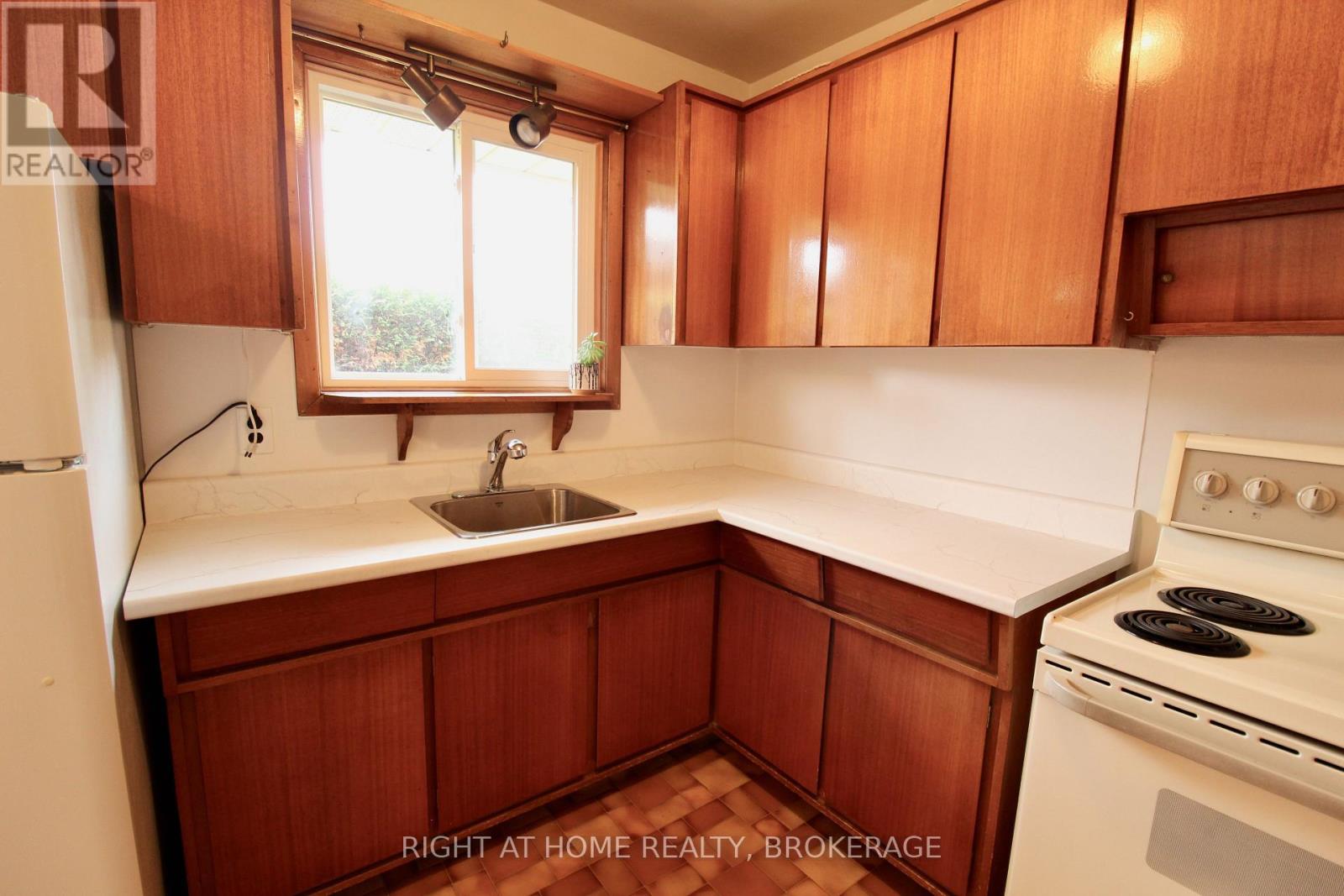 12 LORNE AVENUE — photo 8
