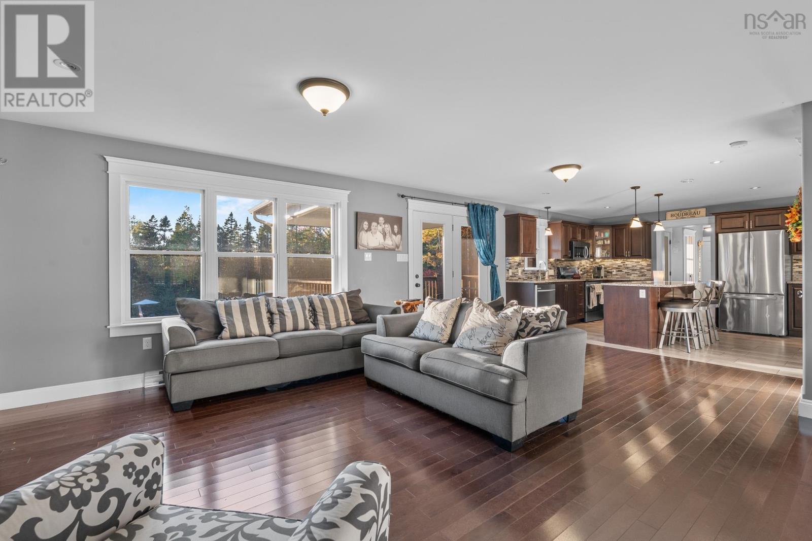 196 Confederation Avenue - 6
