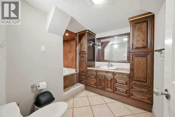 171 RUNDLEFIELD CRESCENT NE - 32