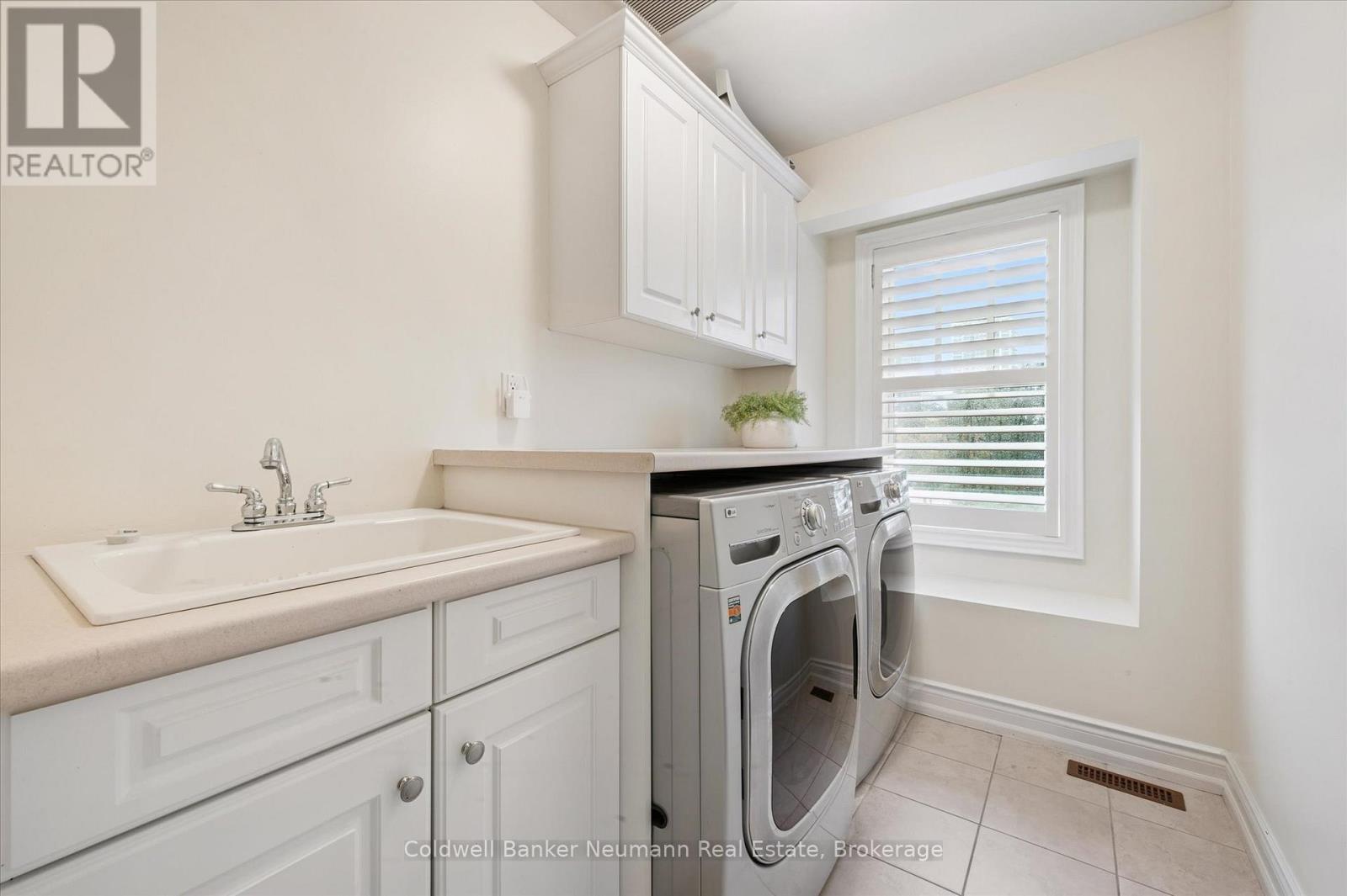 10 - 2061 MARIA STREET — photo 29