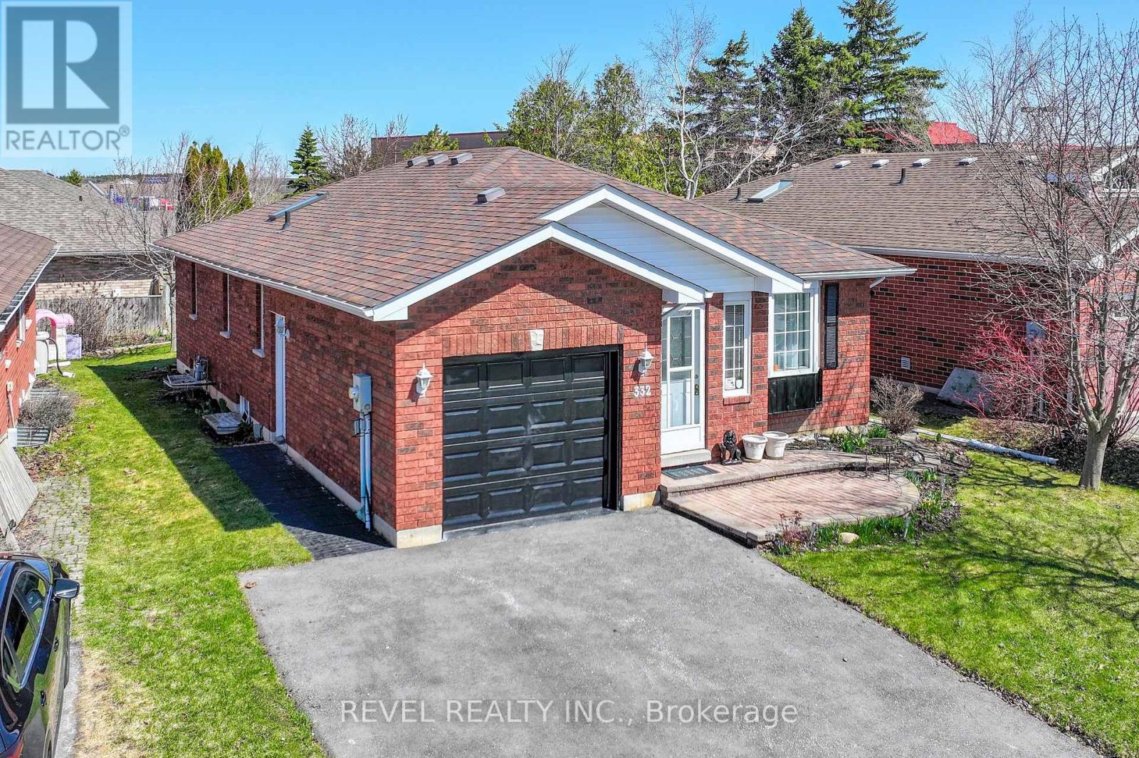 332 MARY STREET W - 1