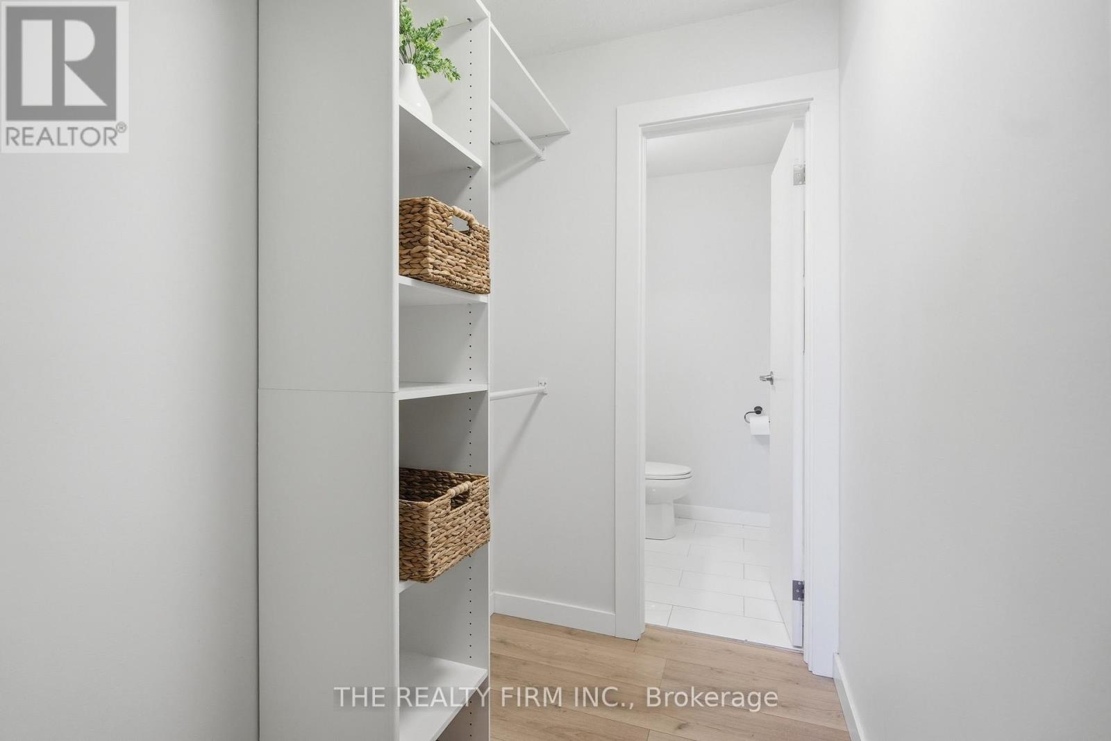 MASTER WALK-IN CLOSET