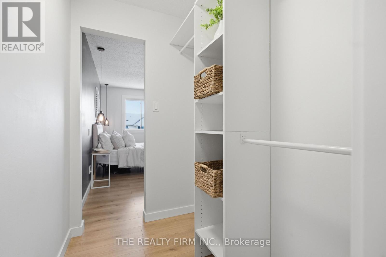 MASTER WALK-IN CLOSET