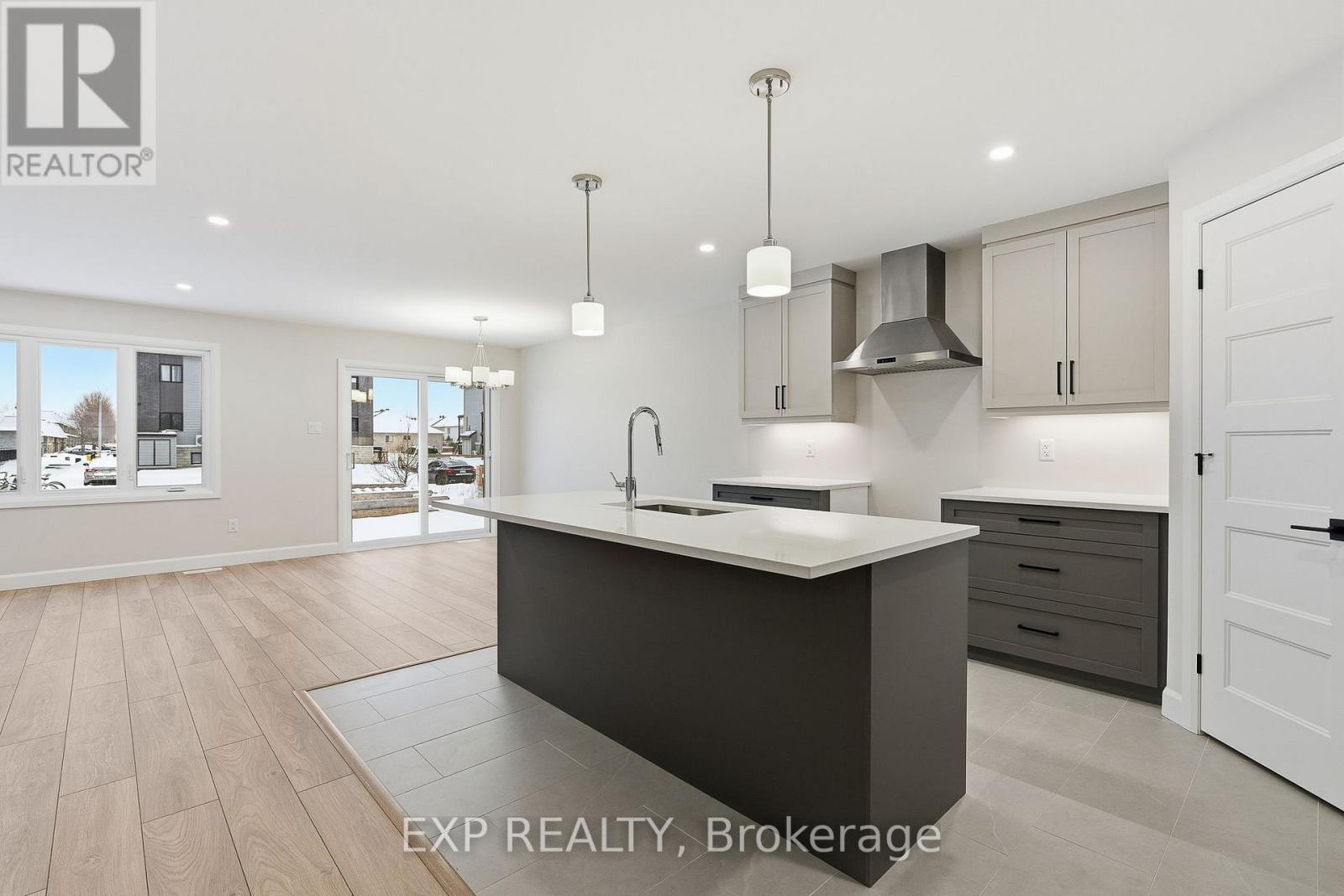 140 ELIZABETH CRESCENT - 4