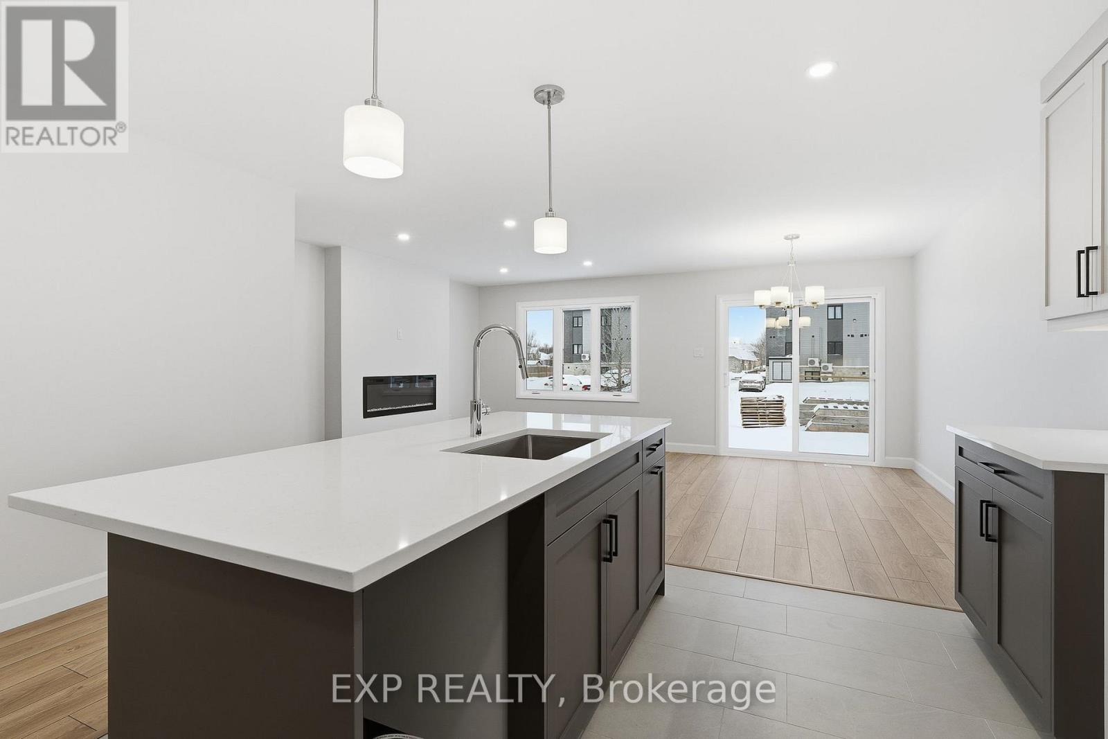 140 ELIZABETH CRESCENT - 7