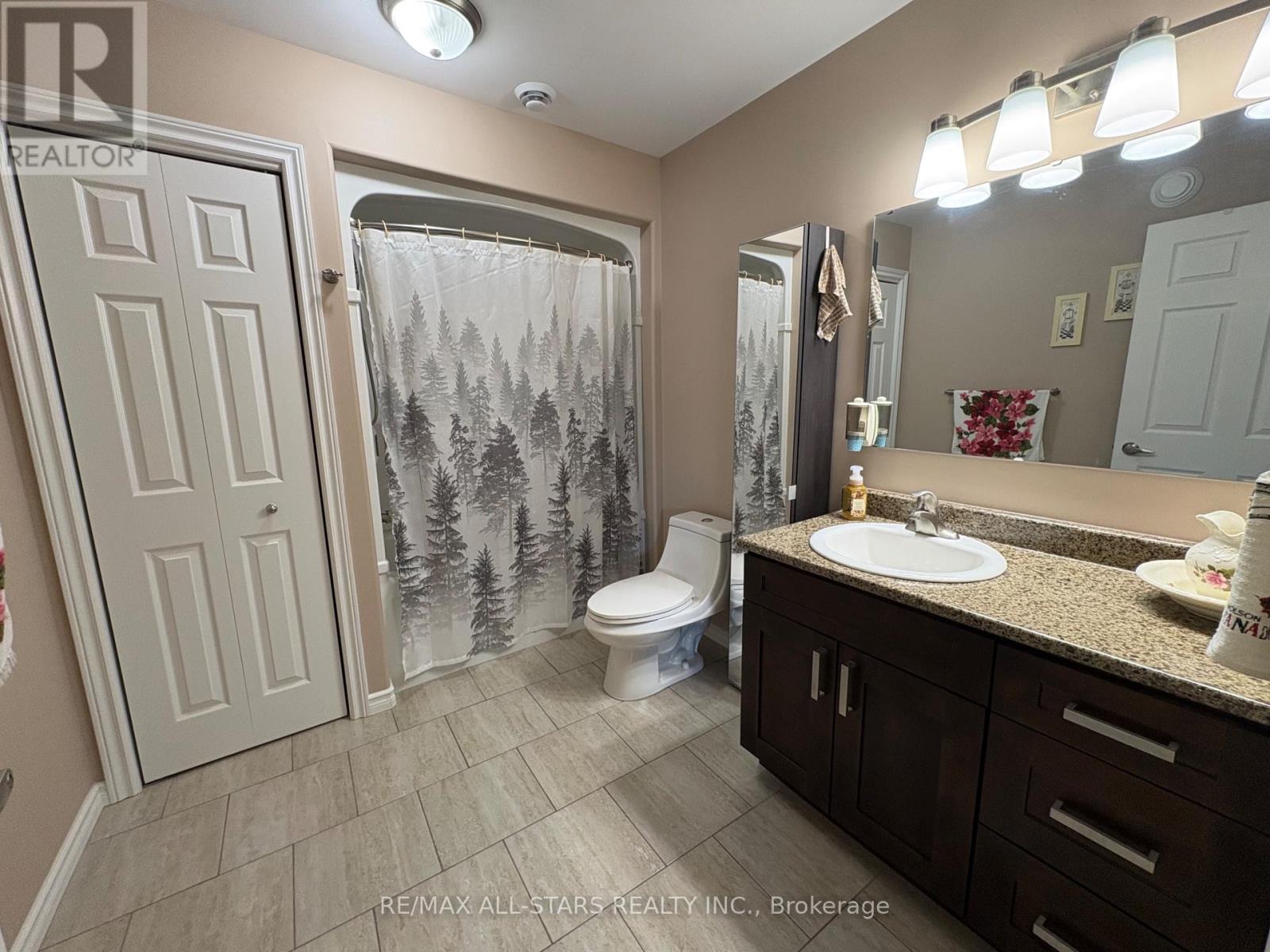 Lower level full Bath
