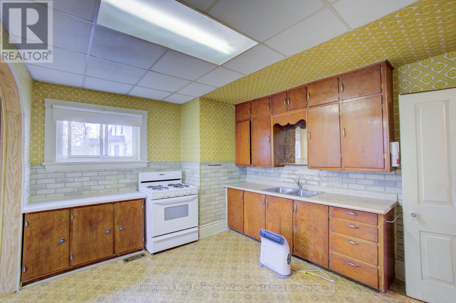 Kitchen 1/2