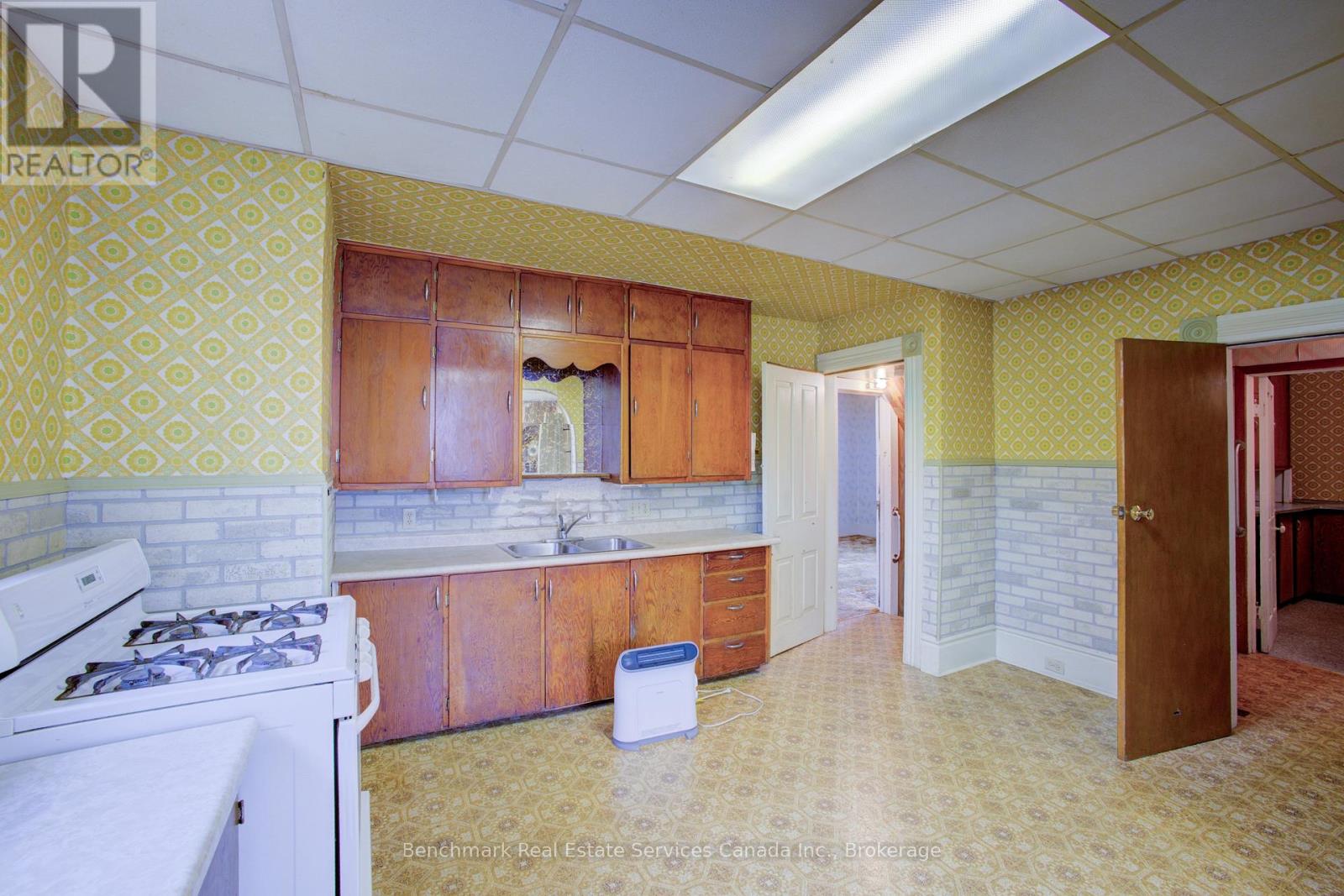 Kitchen 1/2