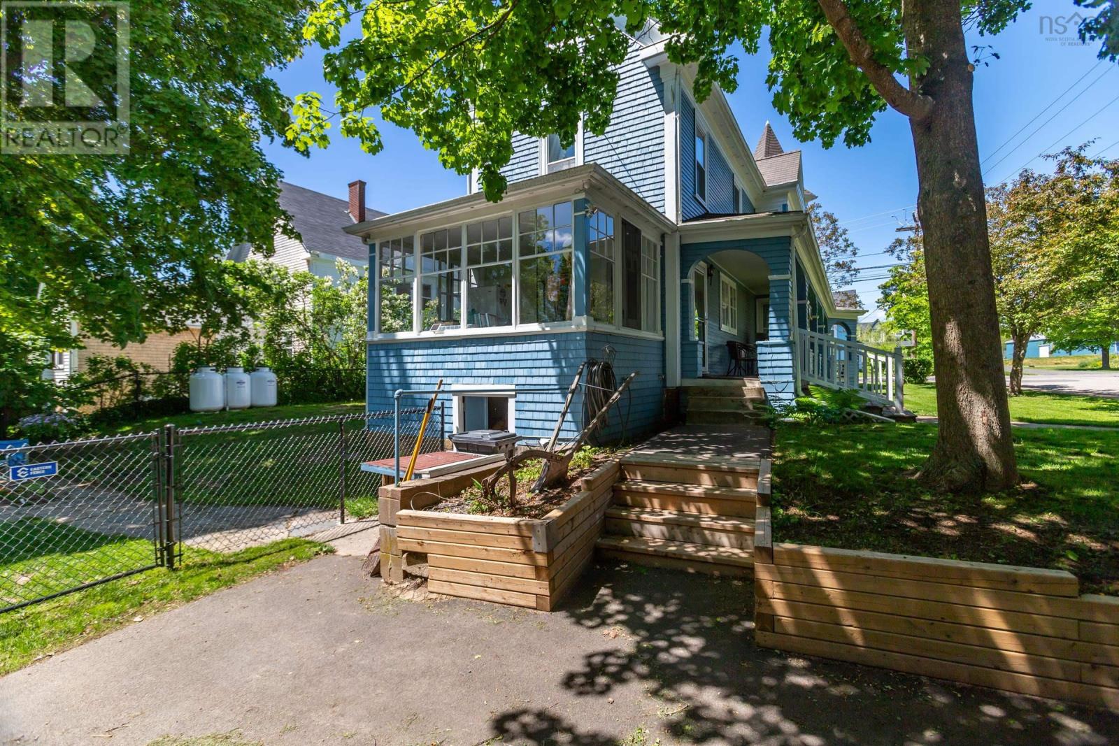 Property 10 of 49 of 328 Granville Street